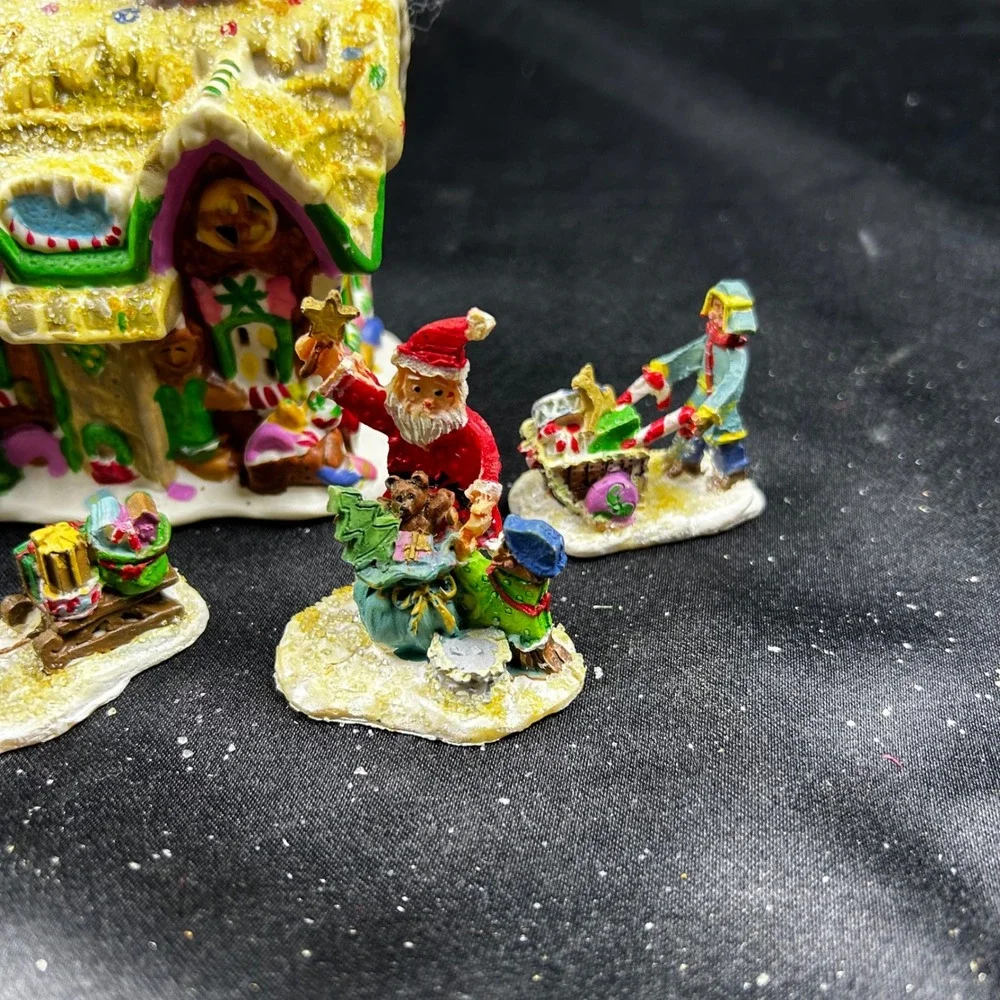 Gingerfrost Lane 2005 Christmas Village Cottage and 5 Figurines Set Santa Elves
